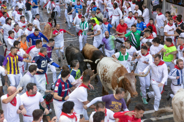 Tramo del final de la Estafeta y Curva de Telefónica para la manda de La Palmosilla durante el primer encierro de los Sanfermines 2024