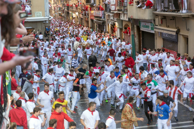 Tramo del final de la Estafeta y Curva de Telefónica para la manda de La Palmosilla durante el primer encierro de los Sanfermines 2024