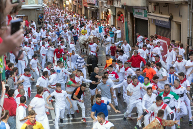Tramo del final de la Estafeta y Curva de Telefónica para la manda de La Palmosilla durante el primer encierro de los Sanfermines 2024