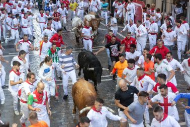 Tramo del final de la Estafeta y Curva de Telefónica para la manda de La Palmosilla durante el primer encierro de los Sanfermines 2024
