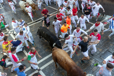 Tramo del final de la Estafeta y Curva de Telefónica para la manda de La Palmosilla durante el primer encierro de los Sanfermines 2024