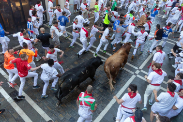 Tramo del final de la Estafeta y Curva de Telefónica para la manda de La Palmosilla durante el primer encierro de los Sanfermines 2024