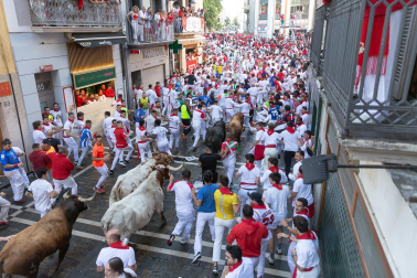 Tramo del final de la Estafeta y Curva de Telefónica para la manda de La Palmosilla durante el primer encierro de los Sanfermines 2024