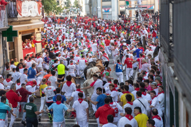 Tramo del final de la Estafeta y Curva de Telefónica para la manda de La Palmosilla durante el primer encierro de los Sanfermines 2024