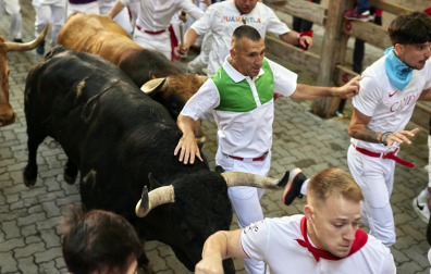 Paso de la manada de La Palmosilla por el callejón durante el primer encierro de los Sanfermines 2024