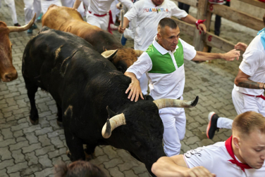 Paso de la manada de La Palmosilla por el callejón durante el primer encierro de los Sanfermines 2024
