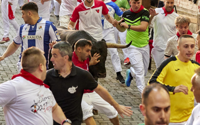 Paso de la manada de La Palmosilla por el callejón durante el primer encierro de los Sanfermines 2024