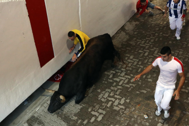 Tensión en el callejón a la plaza de toros durante el encierro de La Palmosilla