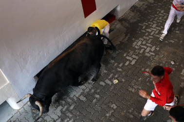 Tensión en el callejón a la plaza de toros durante el encierro de La Palmosilla