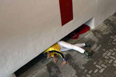 Tensión en el callejón a la plaza de toros durante el encierro de La Palmosilla