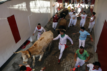 Tensión en el callejón a la plaza de toros durante el encierro de La Palmosilla