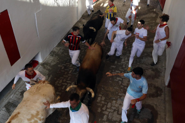 Tensión en el callejón a la plaza de toros durante el encierro de La Palmosilla