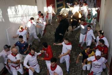 Tensión en el callejón a la plaza de toros durante el encierro de La Palmosilla