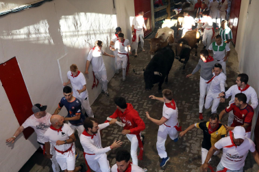 Tensión en el callejón a la plaza de toros durante el encierro de La Palmosilla