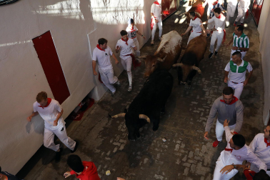 Tensión en el callejón a la plaza de toros durante el encierro de La Palmosilla