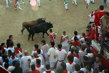 Tensión en el callejón a la plaza de toros durante el encierro de La Palmosilla