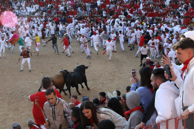 Tensión en el callejón a la plaza de toros durante el encierro de La Palmosilla