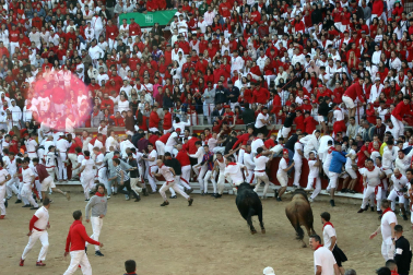 Tensión en el callejón a la plaza de toros durante el encierro de La Palmosilla