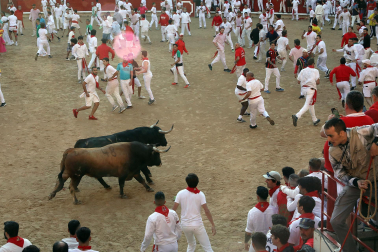 Tensión en el callejón a la plaza de toros durante el encierro de La Palmosilla