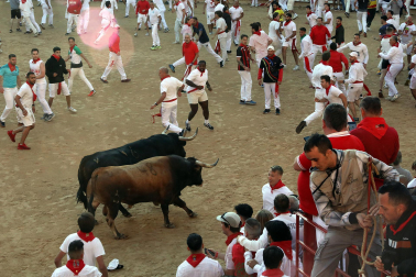 Tensión en el callejón a la plaza de toros durante el encierro de La Palmosilla