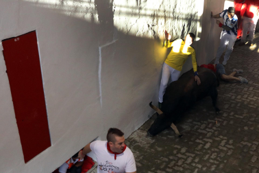 Tensión en el callejón a la plaza de toros durante el encierro de La Palmosilla