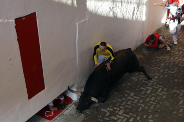 Tensión en el callejón a la plaza de toros durante el encierro de La Palmosilla