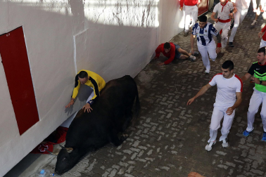 Tensión en el callejón a la plaza de toros durante el encierro de La Palmosilla