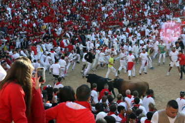 Tensión en el callejón a la plaza de toros durante el encierro de La Palmosilla
