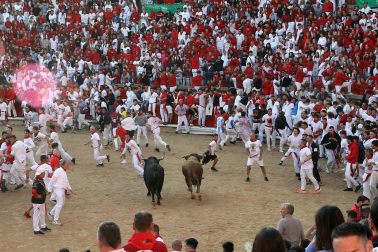 Tensión en el callejón a la plaza de toros durante el encierro de La Palmosilla