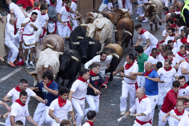 Los mozos corren junto a los morlacos de La Palmosilla en el tramo de la Plaza del Ayuntamiento durante el primer encierro de los Sanfermines 2024