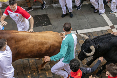 La manada de La Palmosilla discurre por la calle Estafeta durante la primera carrera de los Sanfermines 2024