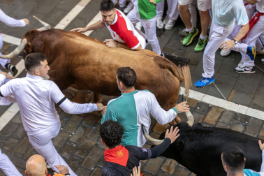 La manada de La Palmosilla discurre por la calle Estafeta durante la primera carrera de los Sanfermines 2024