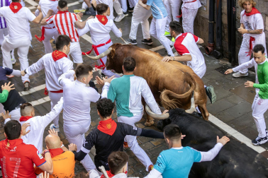 La manada de La Palmosilla discurre por la calle Estafeta durante la primera carrera de los Sanfermines 2024