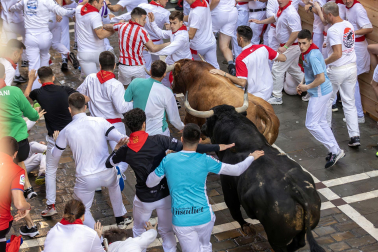 La manada de La Palmosilla discurre por la calle Estafeta durante la primera carrera de los Sanfermines 2024