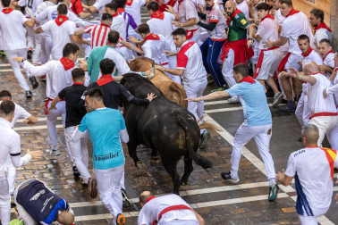 La manada de La Palmosilla discurre por la calle Estafeta durante la primera carrera de los Sanfermines 2024