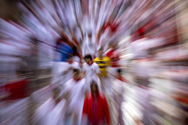 La manada de La Palmosilla discurre por la calle Estafeta durante la primera carrera de los Sanfermines 2024