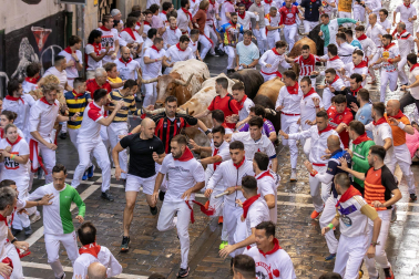 La manada de La Palmosilla discurre por la calle Estafeta durante la primera carrera de los Sanfermines 2024