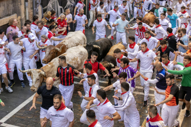 La manada de La Palmosilla discurre por la calle Estafeta durante la primera carrera de los Sanfermines 2024