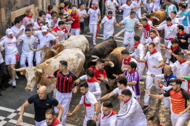 La manada de La Palmosilla discurre por la calle Estafeta durante la primera carrera de los Sanfermines 2024
