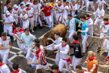 La manada de La Palmosilla discurre por la calle Estafeta durante la primera carrera de los Sanfermines 2024