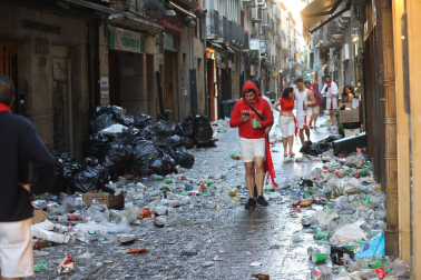 Así han amanecido las calles de Pamplona tras la primera noche de fiestas de San Fermín. |