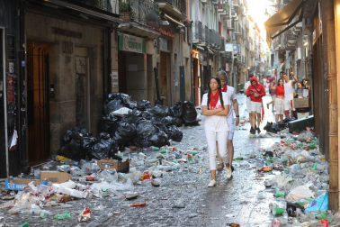 Así han amanecido las calles de Pamplona tras la primera noche de fiestas de San Fermín. |