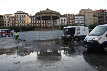 Así han amanecido las calles de Pamplona tras la primera noche de fiestas de San Fermín. |