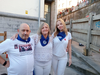 Susana Nagore se ha despedido este 7 de julio tras 27 años cantando la jota a San Fermín antes del primer encierro. Le sucede Haizea Mayo y hoy han cantado juntas