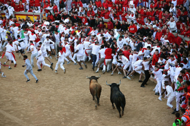 Dos toros de la ganadería La Palmosilla se pasearon durante dos minutos por la plaza de toros, creando momentos de peligro, en el prime encierro de los Sanfermines 2024