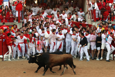 Dos toros de la ganadería La Palmosilla se pasearon durante dos minutos por la plaza de toros, creando momentos de peligro, en el prime encierro de los Sanfermines 2024