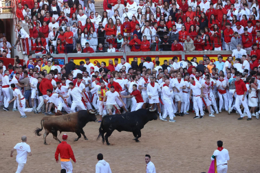 Dos toros de la ganadería La Palmosilla se pasearon durante dos minutos por la plaza de toros, creando momentos de peligro, en el prime encierro de los Sanfermines 2024