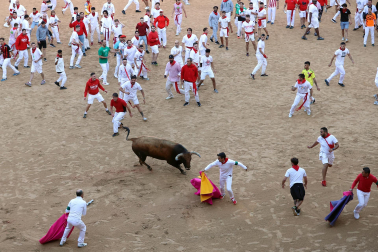 Dos toros de la ganadería La Palmosilla se pasearon durante dos minutos por la plaza de toros, creando momentos de peligro, en el prime encierro de los Sanfermines 2024