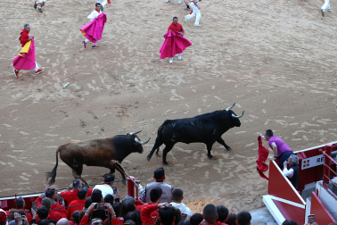 Dos toros de la ganadería La Palmosilla se pasearon durante dos minutos por la plaza de toros, creando momentos de peligro, en el prime encierro de los Sanfermines 2024