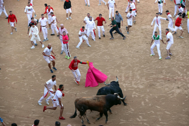 Dos toros de la ganadería La Palmosilla se pasearon durante dos minutos por la plaza de toros, creando momentos de peligro, en el prime encierro de los Sanfermines 2024